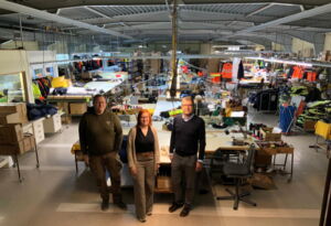 (v.l.) Nils Lebioda, Nina Jennewein und Sven Ladwig bei der Besichtigung der Werkstatt von Friedrich Wetterschutz