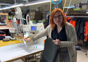 Nina Jennewein erklärt die Abdichtmaschine, mit der die Nähte wasserdicht verschweißt werden.